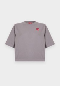 Κοντομάνικο γκρι κροπ T-shirt με στρογγυλή λαιμόκοψη και μικρό κόκκινο τετράγωνο λογότυπο στο αριστερό στήθος.