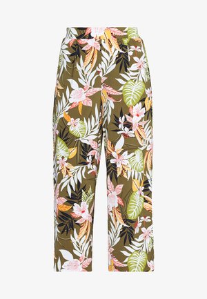 Oliwkowe spodnie o szerokich nogawkach z plisami, ozdobione kolorowym wzorem kwiatów i tropikalnych liści w kolorach białym, różowym, pomarańczowym, żółtym i czarnym.