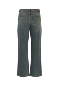 Μπλε τζιν παντελόνι με φαρδιά μπατζάκια, ορατό από πίσω, με δύο τσέπες, μία από τις οποίες έχει διακοσμητικές ραφές και δερμάτινη ετικέτα του brand στη μέση.
