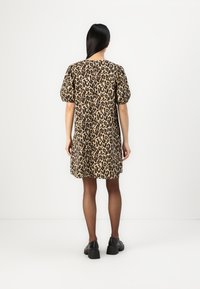 Rochie cu imprimeu de leopard, cu mâneci bufante, siluetă până la genunchi, realizată dintr-un material moale, având un decolteu rotund și detalii cu nasturi la spate.