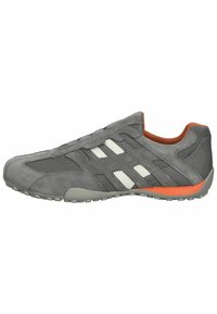 Szare buty sportowe wykonane z połączenia zamszu i siatkowych materiałów. Posiadają białe paski, pomarańczowe akcenty oraz gumową podeszwę z teksturowanym bieżnikiem.