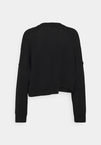 Suéter negro corto hecho de un suave tejido de punto, con mangas largas, un cuello redondo y un ajuste holgado con puños acanalados.