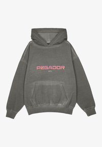 Sudadera gris de gran tamaño hecha de material suave, con un bolsillo frontal y el logo "PEGADOR" en rosa y púrpura. Puños y dobladillo acanalados.