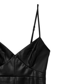 Schwarzes Kunstlederkleid mit V-Ausschnitt, verstellbaren dünnen Trägern und genähten Details, die eine strukturierte Oberfläche schaffen.