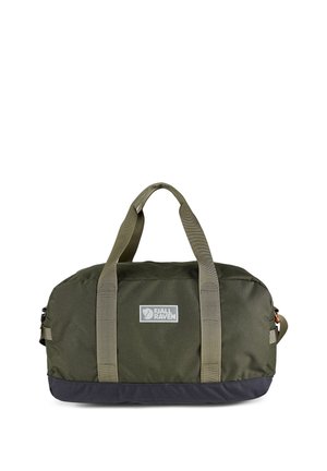 Zielona torba podróżna Fjällräven z dwoma uchwytami, o prostokątnym kształcie i czarnym spodzie, pokazana na białym tle.