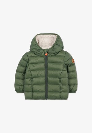 Groene pufferjas met een capuchon, voorzien van een voorkant rits, subtiele horizontale stiksels en een oranje accent op de rits. Gevoerd interieur.