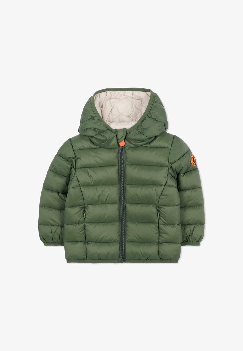 Zielona kurtka puchowa z kapturem, z zapięciem na zamek błyskawiczny z przodu, delikatnym poziomym pikowaniem i pomarańczowym akcentem na uchwycie zamka. Podszewka wewnętrzna.