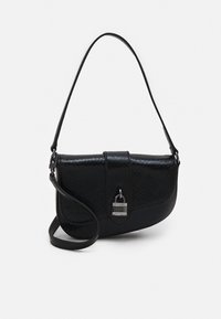 Sac à main noir avec une surface texturée, une forme semi-arrondie, une bandoulière amovible et un accent de cadenas argenté sur la fermeture avant.