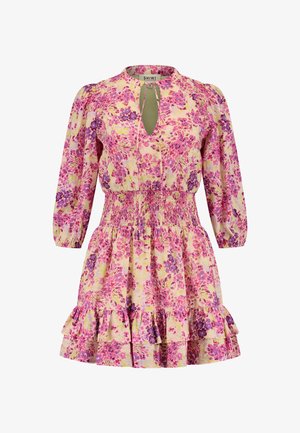 Kukkamekko, jossa on avainaukko kaula-aukko, pitkät hihat ja smokkityöstä valmistettu vyötärö. Ominaisuudet vaaleanpunainen ja keltainen kuosi, jossa on röyhelöhelma. Kevyt kangas.