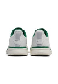 Białe buty sportowe z zielonymi akcentami, teksturowana siateczka na górze, cushioned sole oraz pętelka z tyłu. Minimalistyczny design.