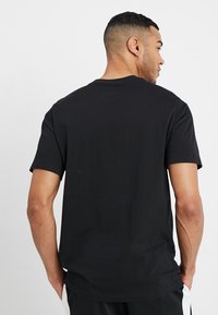 Jordan TEE VERTICAL  - Camiseta estampada - black/gym red