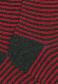 Calzini a strisce rosse e nere con una texture di tessuto morbido, caratterizzati da strisce diagonali e talloni rinforzati per una maggiore durabilità.