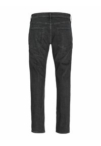 Vaqueros de denim negro con corte recto, que cuentan con dos bolsillos traseros, trabillas y un acabado limpio en el dobladillo. Sin desgaste visible ni patrones.
