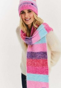 Kolorowy dziergany szalik z pionowymi paskami w odcieniach różu, niebieskiego i fioletu, wykonany z miękkiej, puszystej wełny.