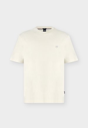 Λευκό απλό κοντομάνικο T-shirt με στρογγυλή λαιμόκοψη, με μικρό στρογγυλό λογότυπο στην αριστερή πλευρά του στήθους και μαύρη ετικέτα στη σα seam.