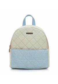 Mini sac à dos en crème et bleu clair, matelassé, de forme ronde, avec quincaillerie dorée et une poignée supérieure. Présente un motif en losanges sur le tissu.