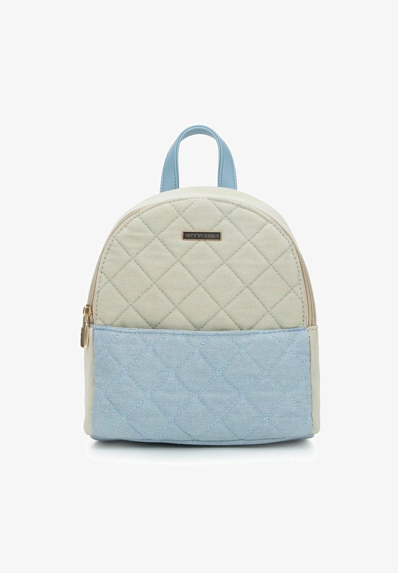 Mini mochila acolchada en crema y azul claro con forma redondeada, herrajes dorados y un asa superior. Presenta un patrón de diamantes en la tela.