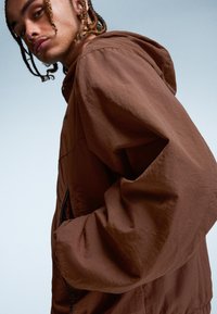 Bershka TECHNICAL - Allvädersjacka - dark brown