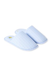 Pantofole di stoffa azzurro chiaro con una superficie texture, caratterizzate da pois bianchi e una piccola grafica di limone sulla soletta.