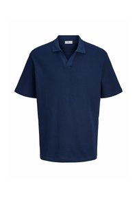 Polo bleu marine à manches courtes en tissu texturé avec un col ouvert doux sur fond blanc.