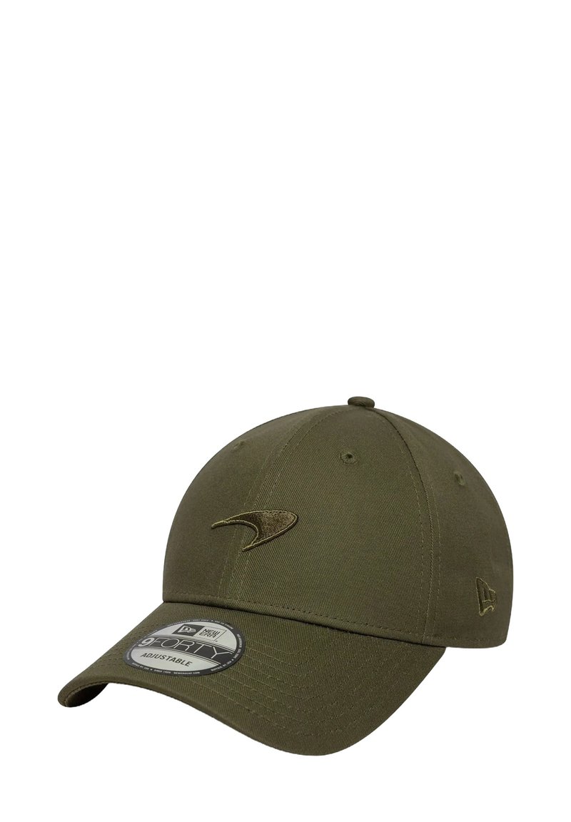 Oliwkowa czapka baseballowa z materiału, z zakrzywionym daszkiem. Posiada haftowane logo oraz regulowany pasek. Gładka faktura na całej powierzchni.