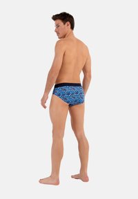 Herren-Schwimmbrieftaschen aus einem blauen Stoff mit einem bunten maritimen Muster. Der Bund ist dunkelblau mit einer gerippten Textur. Glatte Oberfläche.