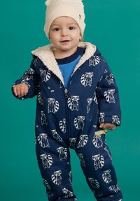 Dunkelblauer Kinder-Overall mit Waschbär-Muster, gefütterter Kapuze, Reißverschluss vorne und gerippten Bündchen. Weiche Plüsch-Innenauskleidung für Wärme.