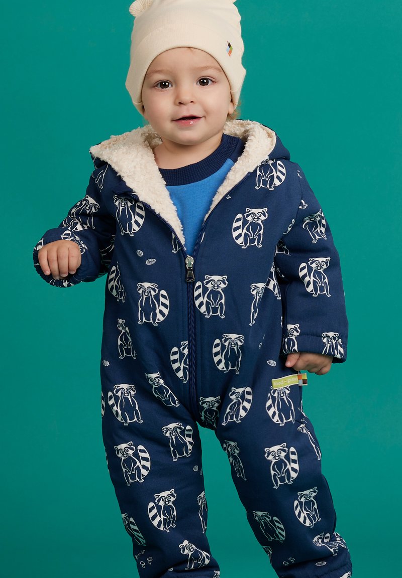 Dunkelblauer Kinder-Overall mit Waschbär-Muster, gefütterter Kapuze, Reißverschluss vorne und gerippten Bündchen. Weiche Plüsch-Innenauskleidung für Wärme.