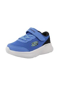 Niebieskie siatkowe sneakersy z paskiem na rzep, białą podeszwą i czarnymi akcentami. Zawierają fakturowane detale i odblaskowe sznurowadła.