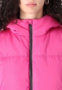 YAS Tall YASMILLYS - Donsjas - fuchsia fedora