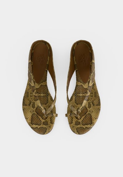 Ζευγάρι καφέ σανδάλια τύπου σαγιονάρας με σχέδιο φίδι, ανοιχτή φτέρνα και επίπεδη σόλα, φωτογραφημένα από πάνω σε λευκό φόντο.