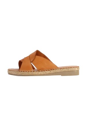 Sandale glissante en cuir marron avec des brides croisées et des détails en jute de style espadrille. Semelle plate et texture lisse. Design décontracté.