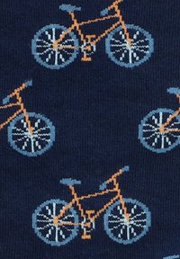 Niebieska tkanina z powtarzającym się wzorem rowerów, z jasnoniebieskimi kołami i pomarańczowymi ramami, ukazująca teksturę dzianiny.