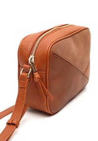 Borsa in pelle marrone con superficie texturizzata, forma rettangolare e chiusura con zip. Include una tracolla removibile e dettagli in metallo dorato.