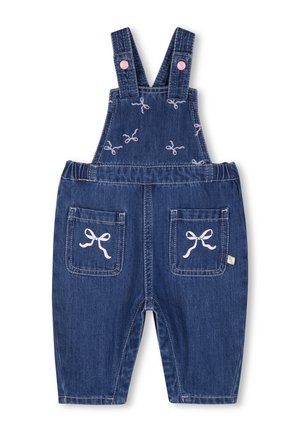 Donkerblauwe denim baby-overalls met verstelbare bandjes, roze knoopsluitingen en witte strikborduursels op zakken en slabbetje.