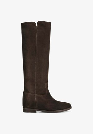 Stivale in suede marrone scuro, al ginocchio, con tacco basso, punta leggermente arrotondata e una sottile cucitura verticale sia sul davanti che sul retro.