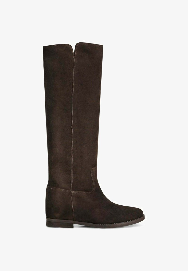 Botte en daim marron foncé, montant jusqu'au genou, avec un petit talon, un bout légèrement arrondi et une couture verticale discrète à l'avant et à l'arrière.