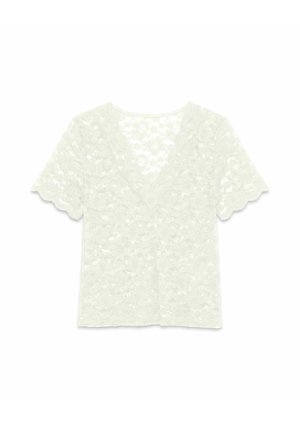Blouse blanche à manches courtes en dentelle avec motif floral, encolure en V et bords des manches festonnés, présentée sur un fond blanc uni.