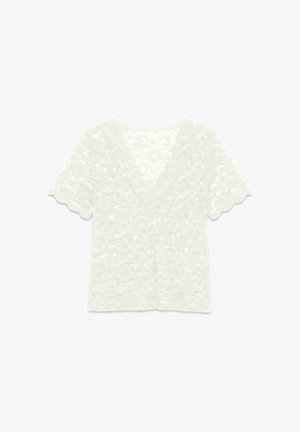Blouse blanche à manches courtes en dentelle avec motif floral, encolure en V et bords des manches festonnés, présentée sur un fond blanc uni.