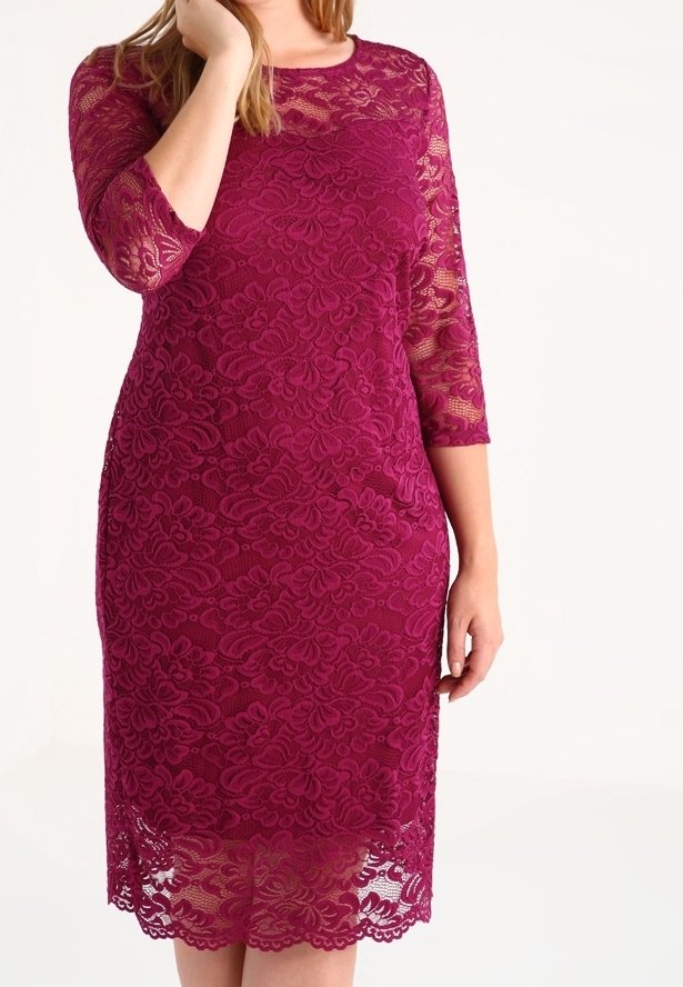 Burgundy spetsklänning med trekvartsärmar, blommönster och rundad halsringning. Har en knälång fåll med scallopade kanter.