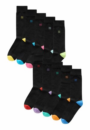 Ensemble de 10 chaussettes noires avec des accents de couleur aux orteils en rose, vert, bleu, jaune, orange, rouge, violet et bleu clair. Matériau en mélange de coton.