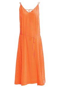 Robe orange sans manches avec des rayures verticales roses, col en V, fines bretelles et ceinture à nouer à la taille.