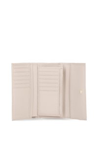 Portafoglio in pelle di colore beige chiaro con sei scomparti per carte, un comparto centrale e chiusura a scatto. Materiale testurizzato, finitura liscia.