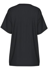 Svart T-shirt med korta ärmar, lös passform, rund halsringning och mjukt tyg. Har minimal sömnad och inga synliga mönster.