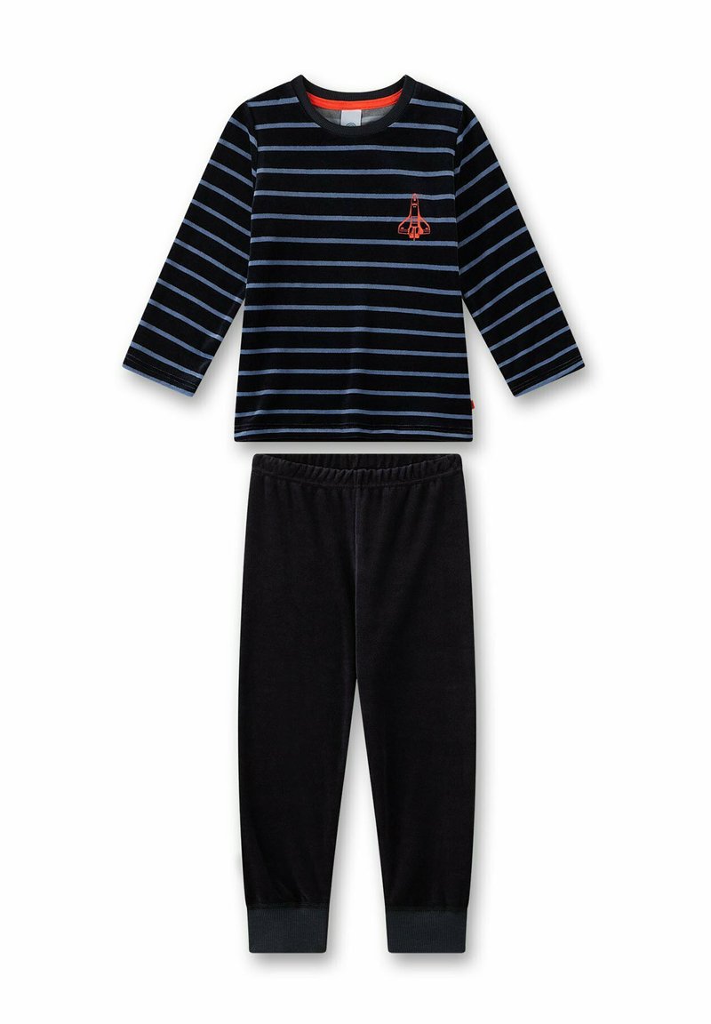 Baumwoll-Pyjama-Set mit einem dunkelblauen Langarmoberteil, das blaue Streifen und ein orangenes Raketenmotiv aufweist, kombiniert mit schwarzen Pants mit elastischem Bund.