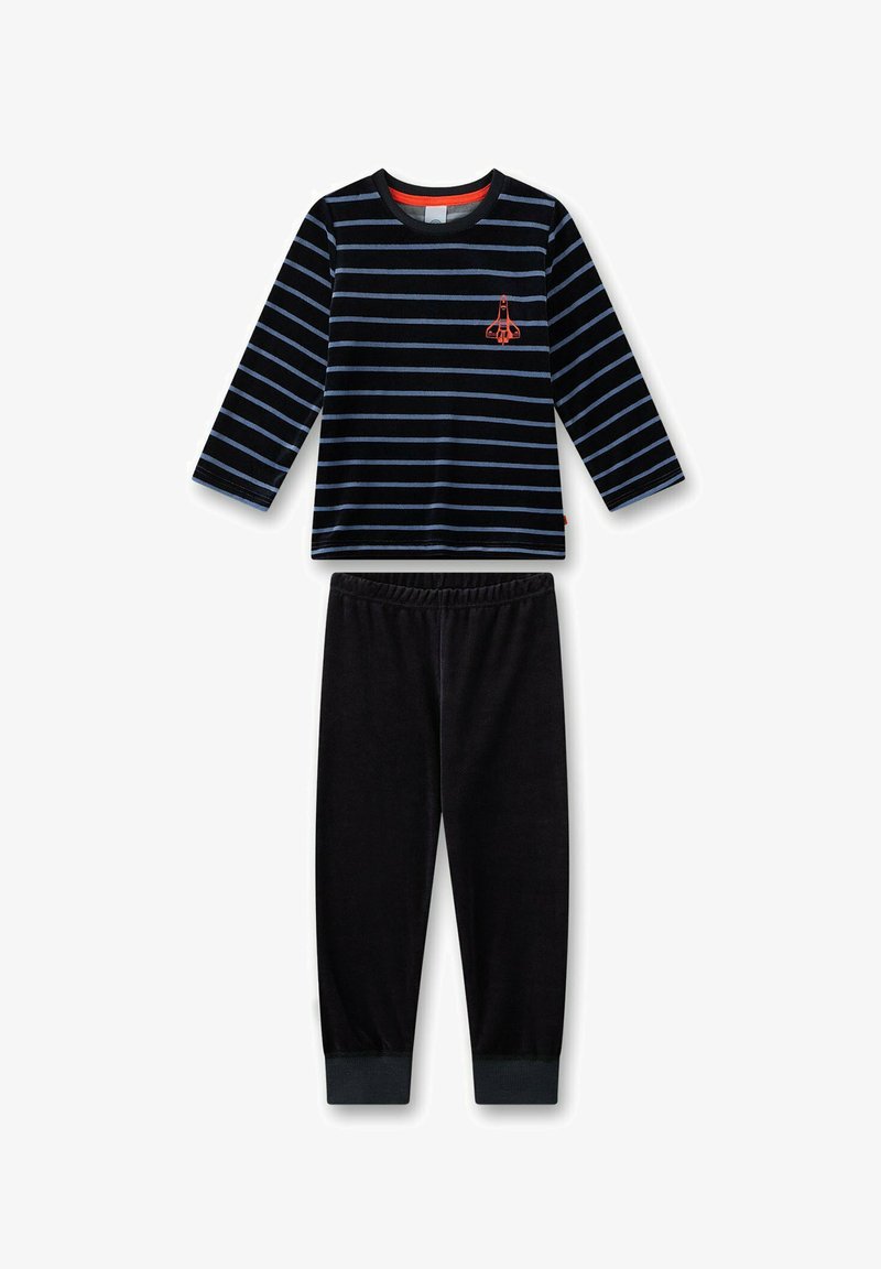 Baumwoll-Pyjama-Set mit einem dunkelblauen Langarmoberteil, das blaue Streifen und ein orangenes Raketenmotiv aufweist, kombiniert mit schwarzen Pants mit elastischem Bund.