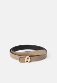 Ceinture en cuir beige clair avec une surface texturée, dotée d'une boucle en or ornée de la lettre "B". Intérieur noir lisse.