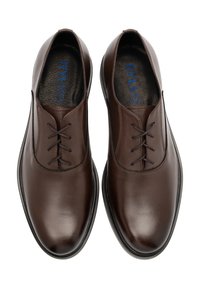 Scarpe eleganti in pelle marrone con una superficie liscia, caratterizzate da una punta arrotondata, sistema di allacciatura e una suola in gomma nera. Logo del marchio all'interno.