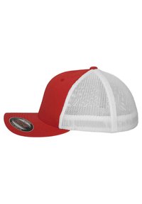 Rode stoffen honkbalpet met een witte gaasachterkant, voorzien van een vlakke rand en een ronde knop bovenop. Inclusief een zwarte merksticker op de rand.