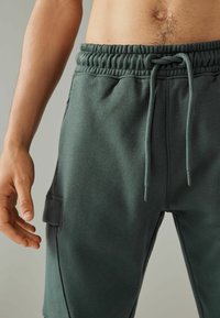 Next 2 PACK - Reisitaskuhousut - black khaki